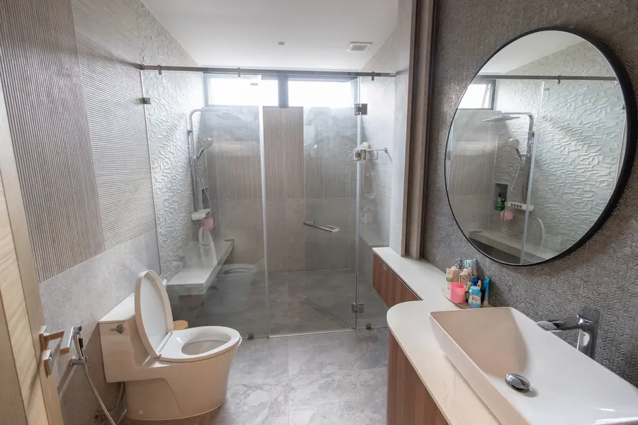 Contemporary bathroom with stone finishes