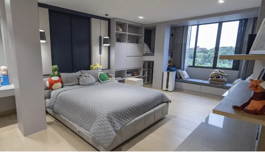 Large family bedroom with built-in seating