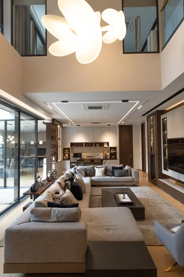 Main living room with double-height volume
