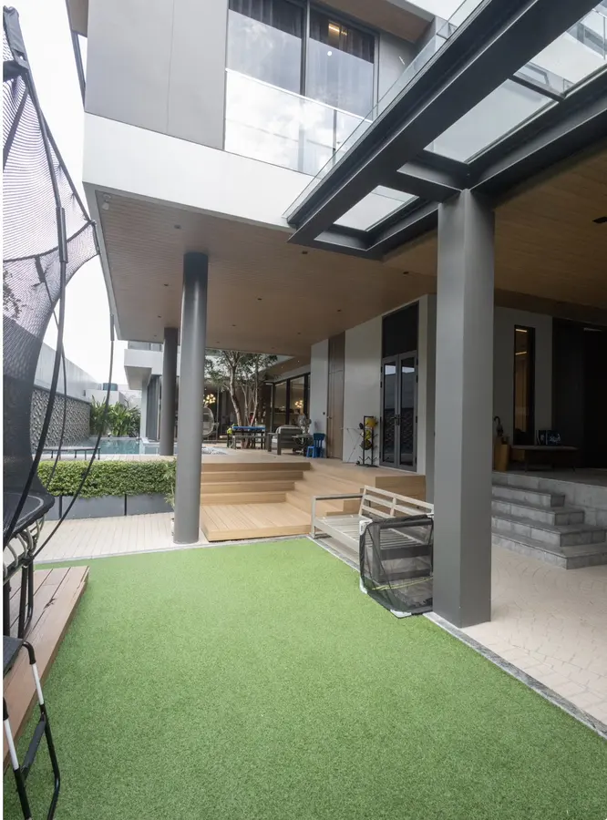 Covered outdoor courtyard beside the residence