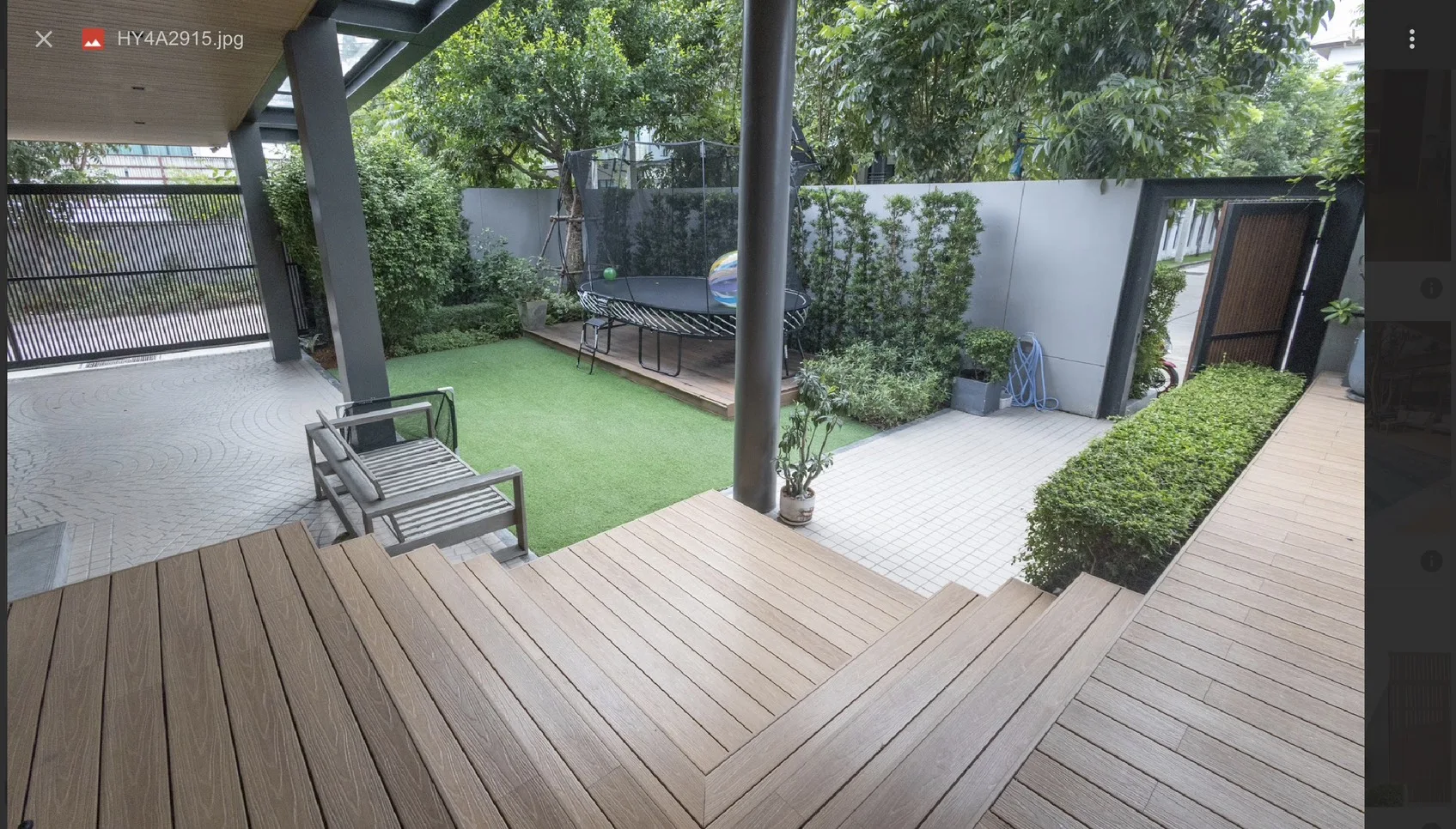 Private garden and outdoor family area
